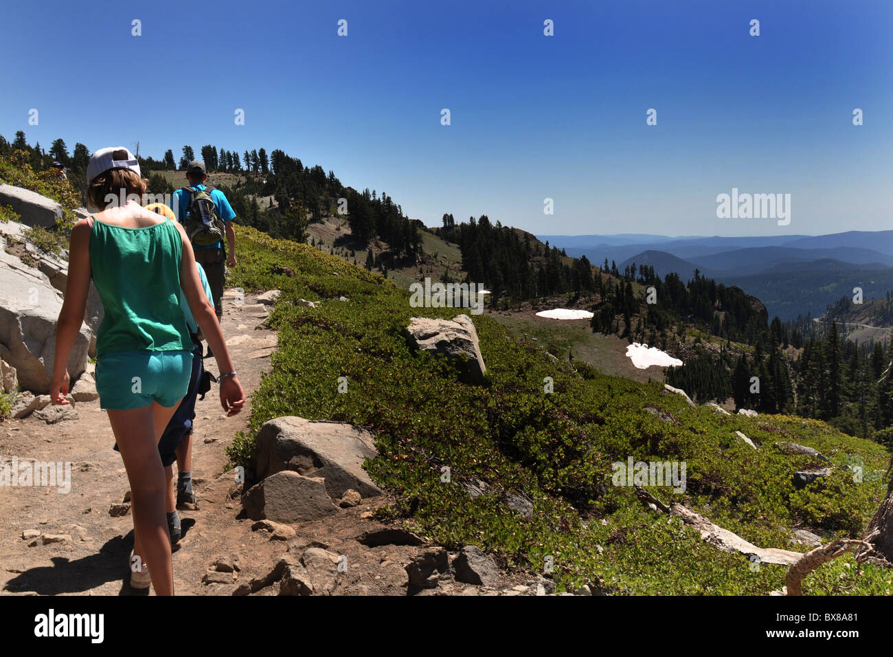 Una famiglia a piedi in alta montagna, Parco nazionale vulcanico di Lassen, California USA Foto Stock