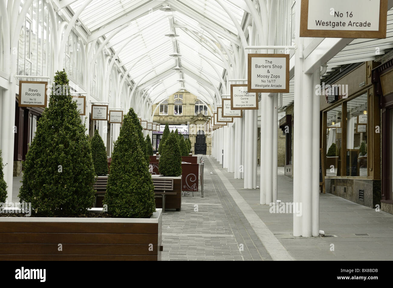 Halifax via dello shopping arcade negozi ornato storico di segni cancelli di digital signage lampade lanterne lampada arco arcuato 'finestra ad arco' Foto Stock