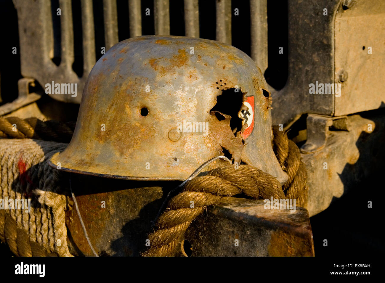 Casco con la svastica dalla Seconda Guerra Mondiale Foto Stock