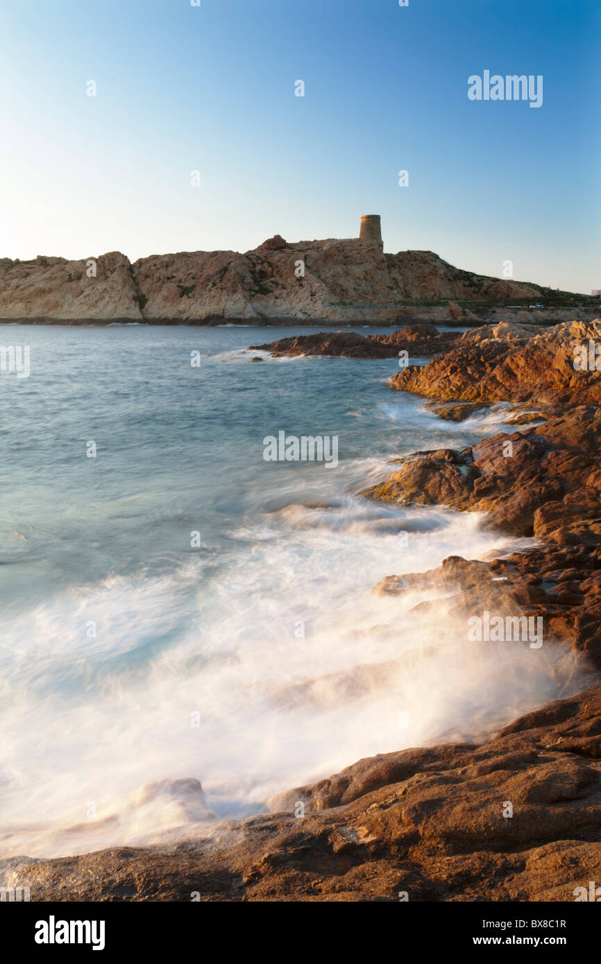 La Pietra isola con la torre genovese, L'Ile-Rousse Balagne in Corsica, Francia Foto Stock