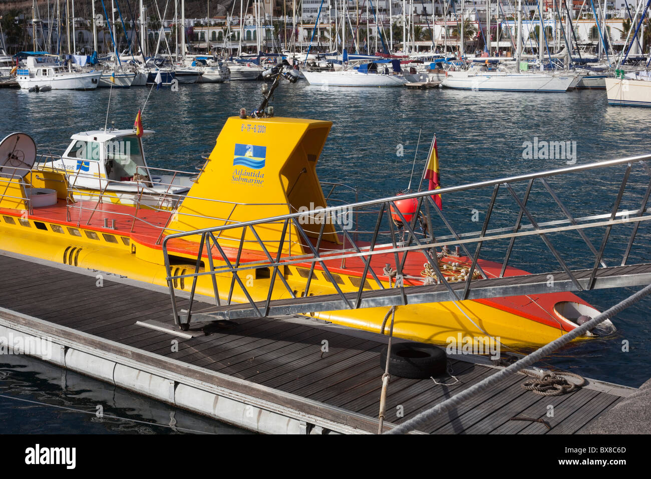 Spagna isole canarie Gran Canaria, Puerto de Mogan, sottomarino giallo in fase di atterraggio Foto Stock