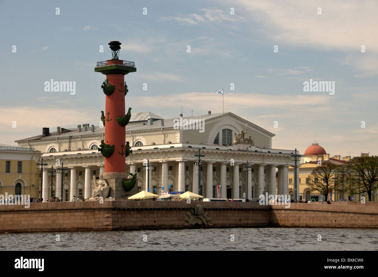 San Pietroburgo Istituto di letteratura e colonna rostrale della Russia Foto Stock