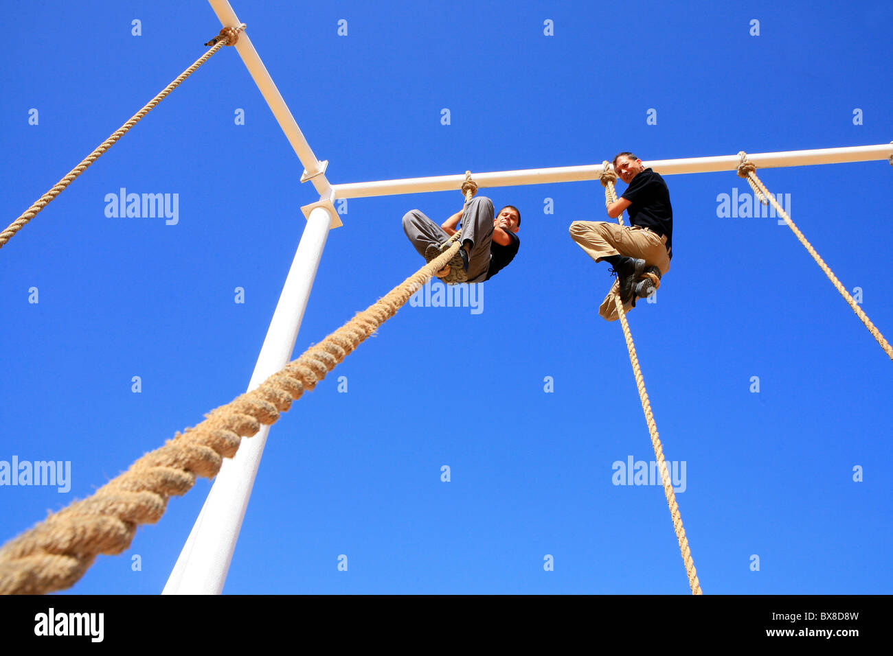 Israele campo di addestramento militare. La forma fisica della formazione . Arrampicata corda Foto Stock