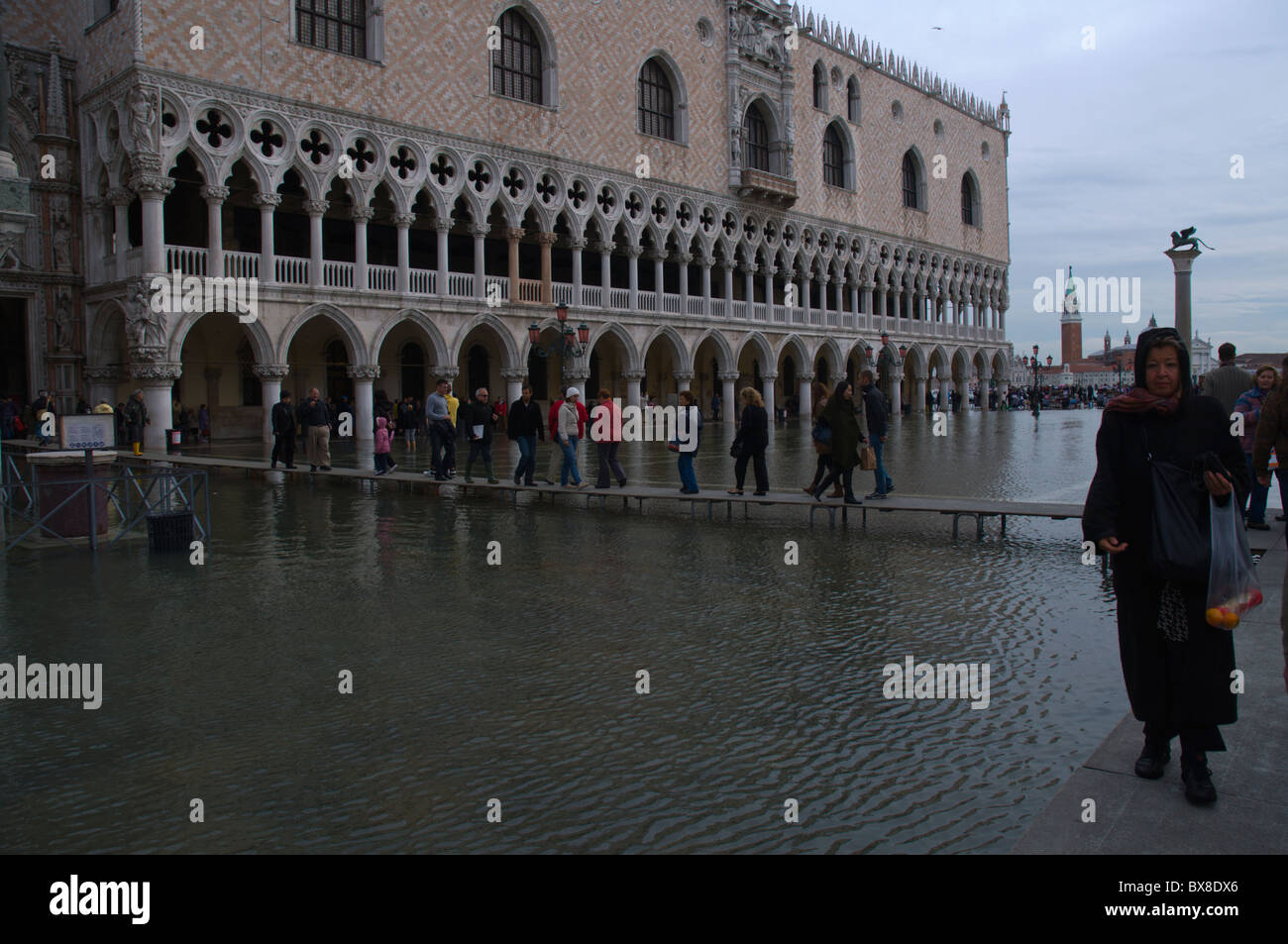 Le persone di fronte a Palazzo Ducale durante l'alta marea inondazioni zona di San Marco Venezia Veneto Italia del nord Europa Foto Stock