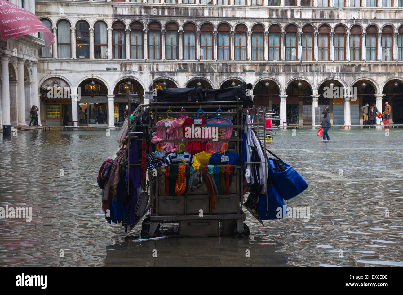 Piazza San Marco durante l'alta marea inondazioni zona di San Marco Venezia Veneto Italia del nord Europa Foto Stock