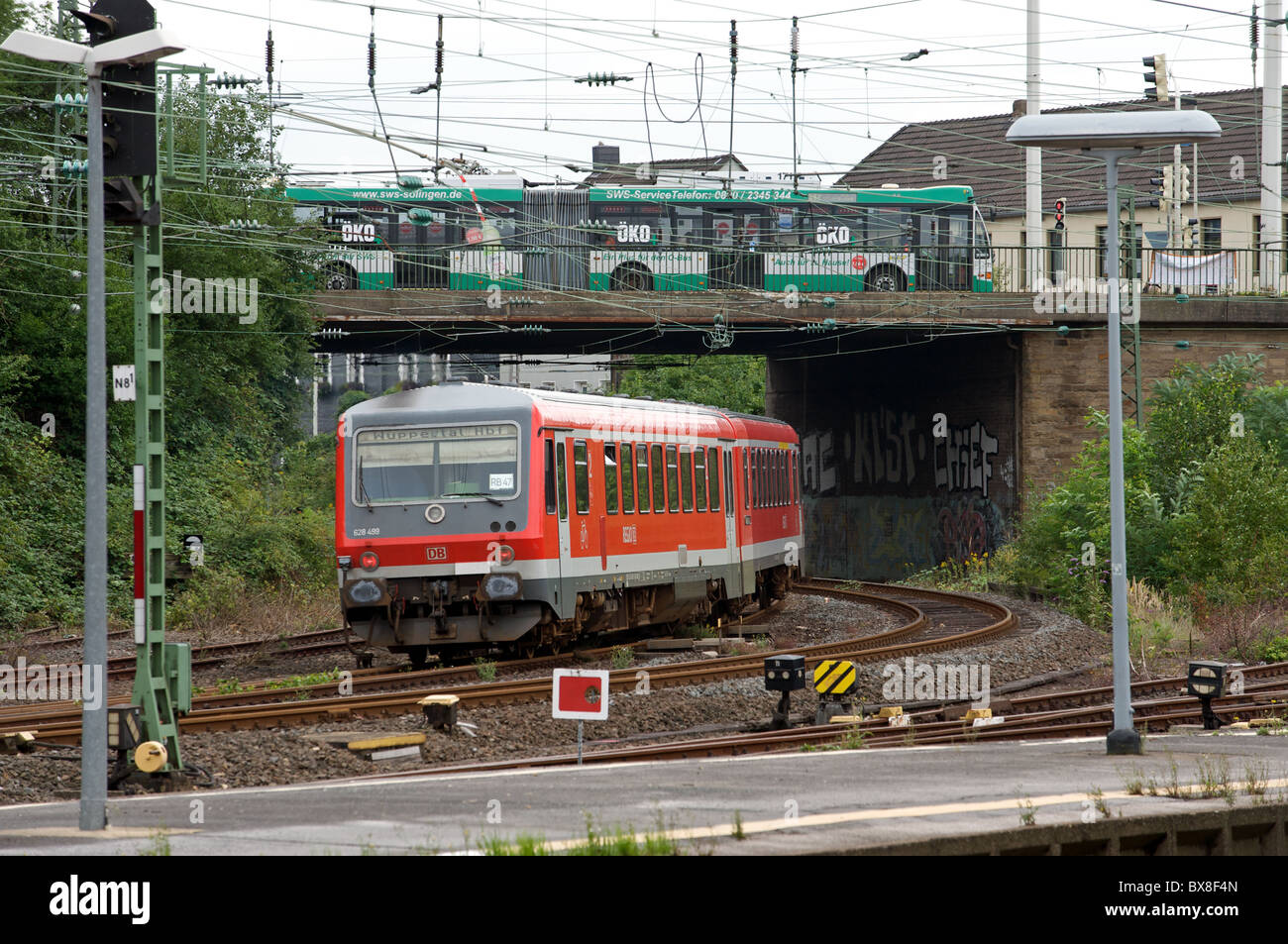 Locale di passeggeri servizio treno RB47 tra Solingen e Wuppertal, Germania. Foto Stock
