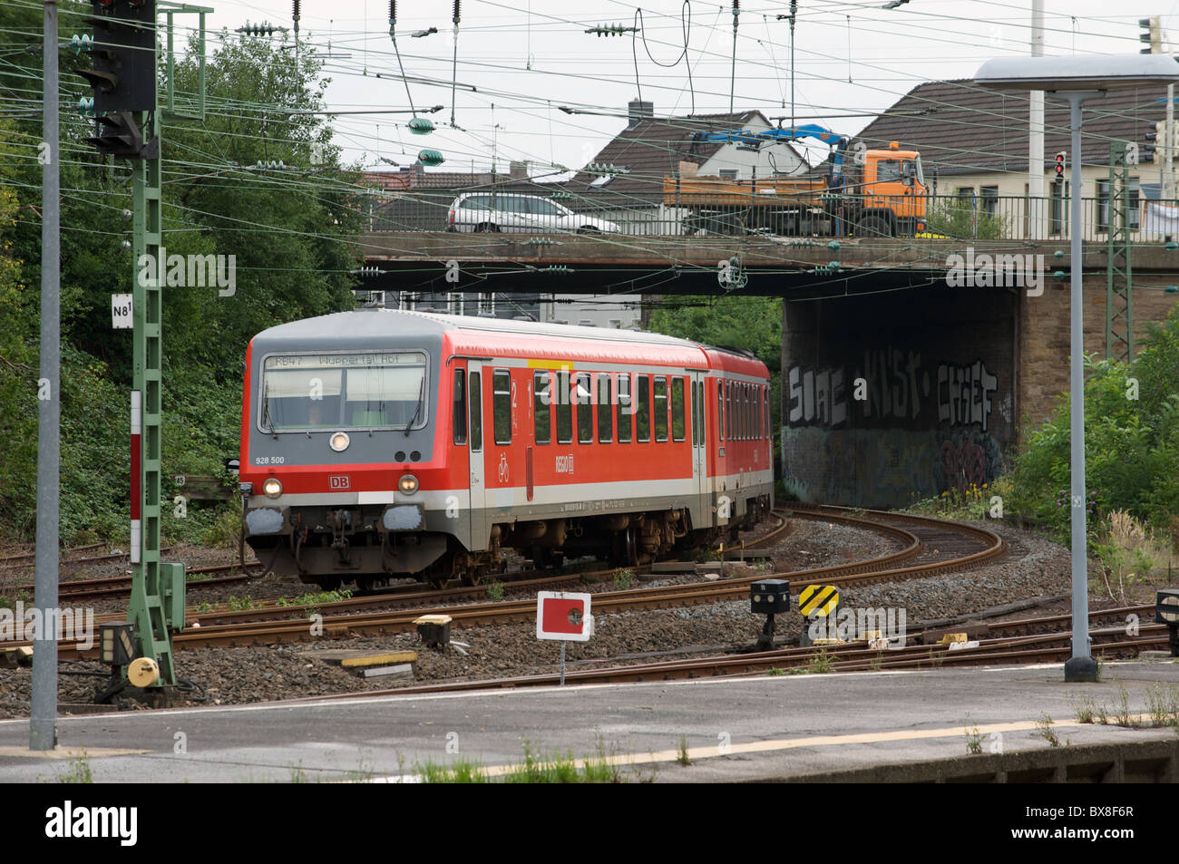 Locale di passeggeri servizio treno RB47 tra Solingen e Wuppertal, Germania. Foto Stock