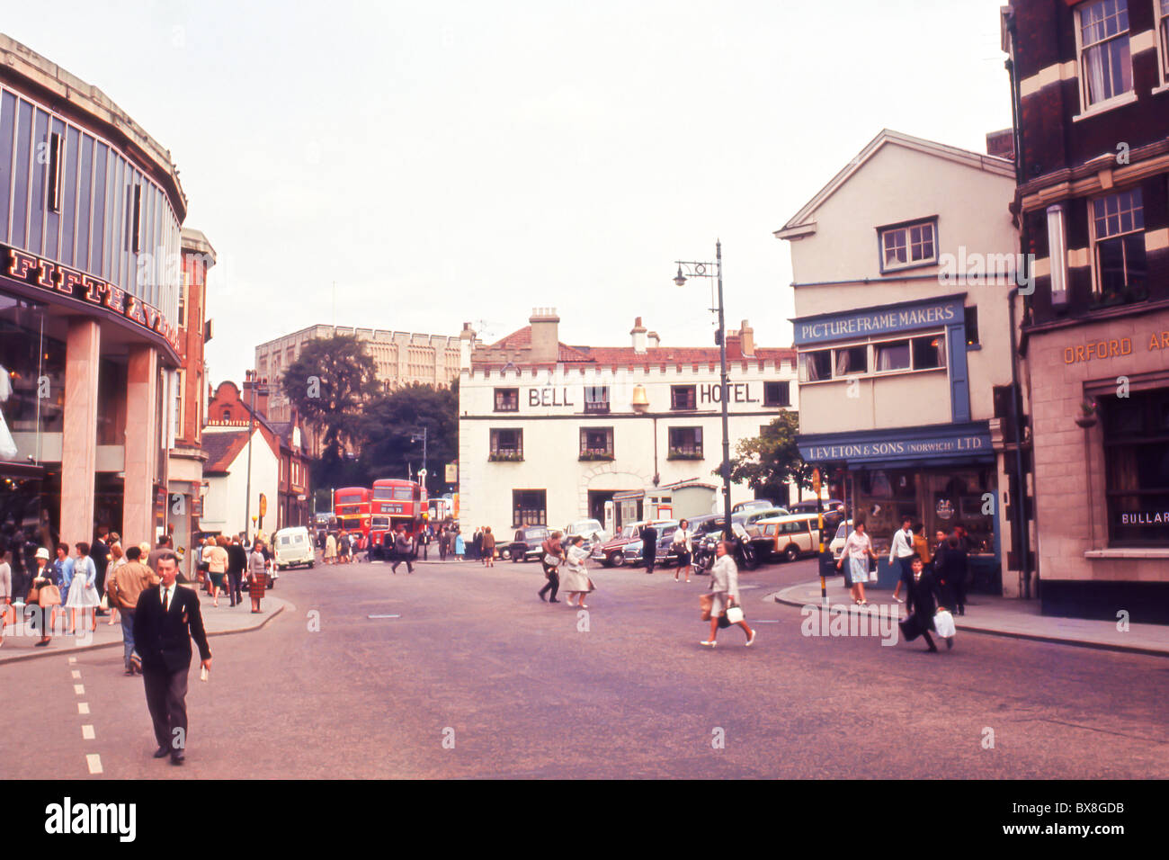Una vista di Norwich town center nel 1964 prese su Red Lion Street guardando verso il Campanile Hotel su Orford Street Foto Stock
