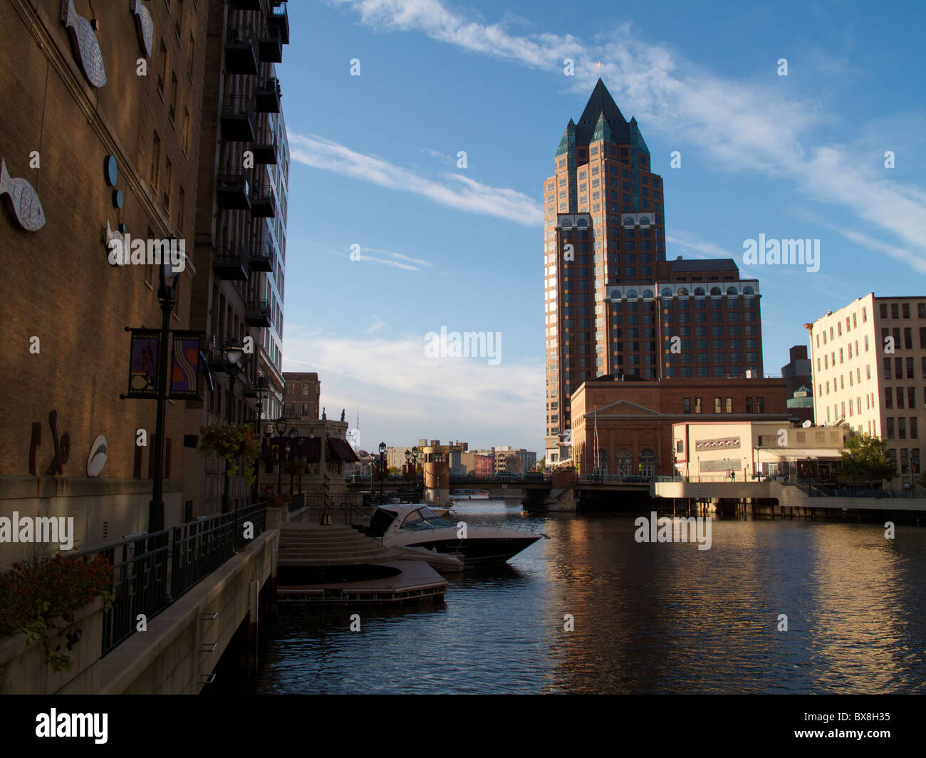 Il Milwaukee River nel centro di Milwaukee, Wisconsin. Centro di Milwaukee torre di uffici in background. Foto Stock