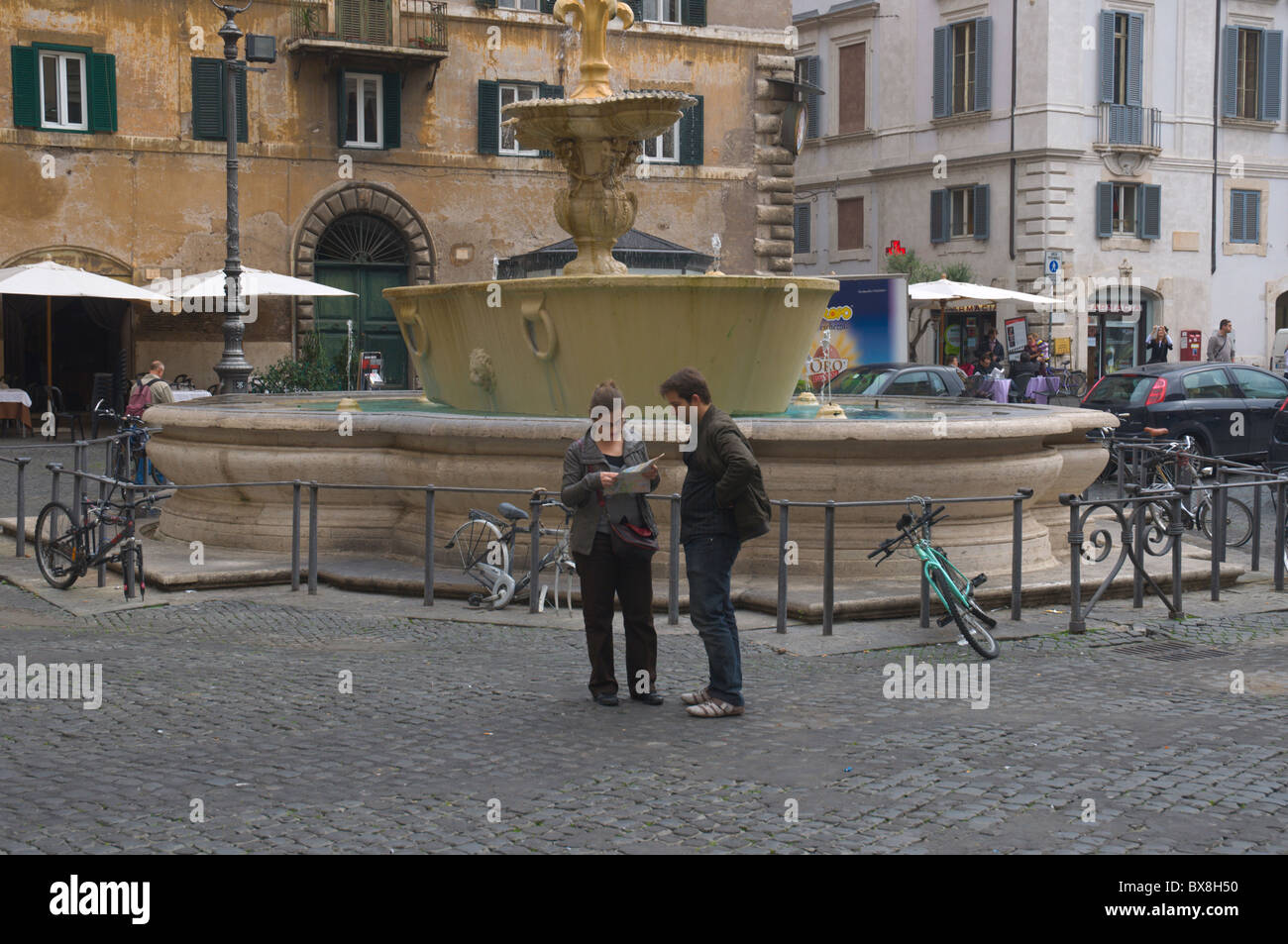 Turista giovane con mappa centro storico città vecchia Roma Italia Europa Foto Stock