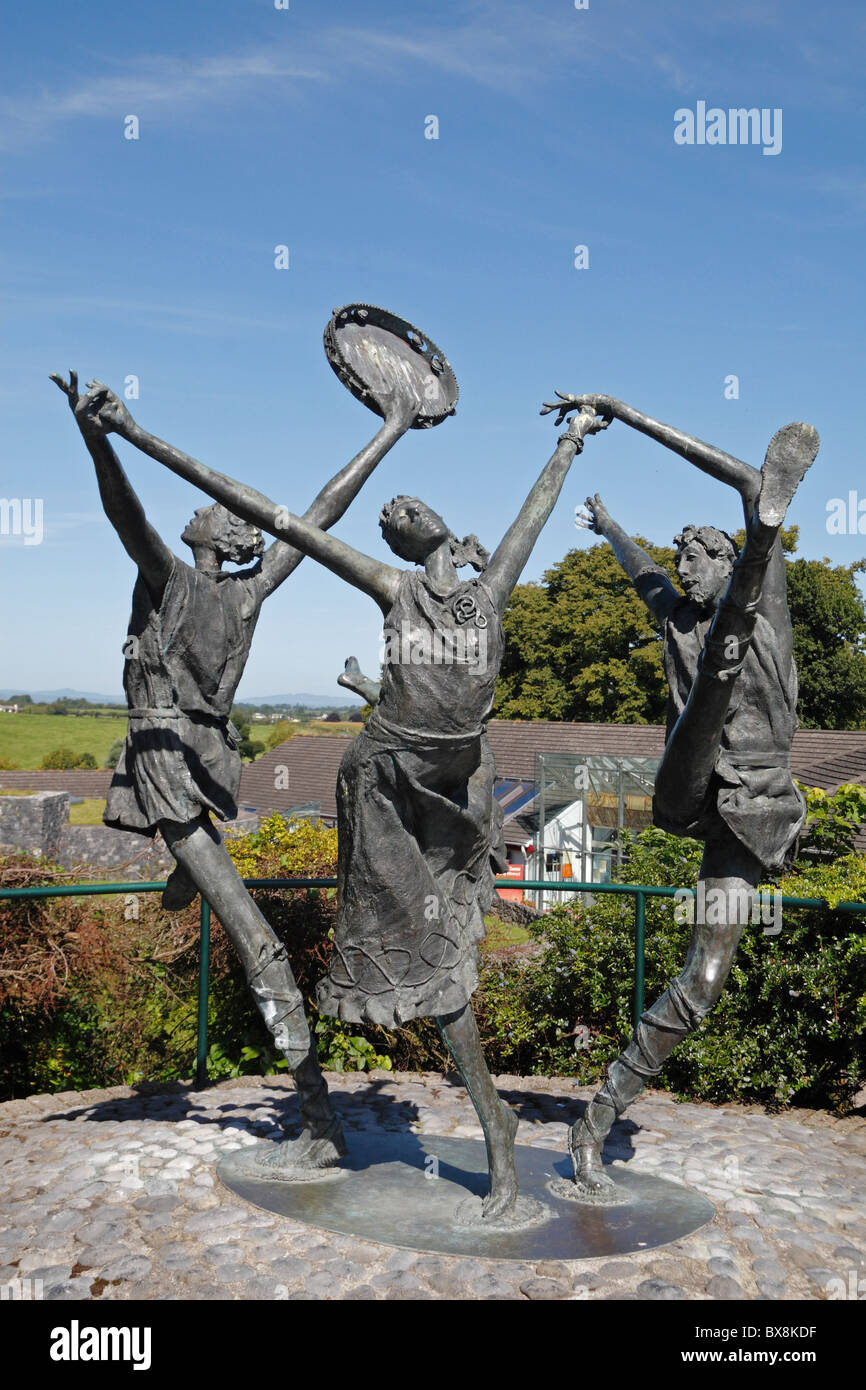 Statua sul display al di fuori del Bru Boru ("Palazzo di Brian Boru') Heritage Centre, Cashel, nella contea di Tipperary, Irlanda (Eire). Foto Stock