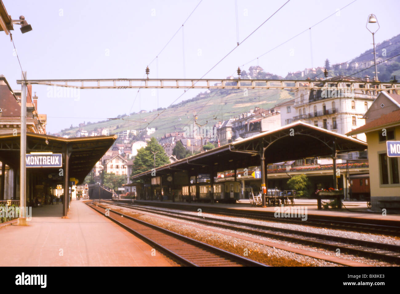 Una fotografia originale del 1964 della stazione ferroviaria di Montreux con piattaforme, binari ed edifici, sulla Riviera svizzera, Vaud, Svizzera. Foto Stock