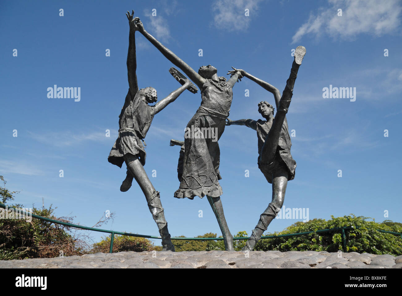 Statua sul display al di fuori del Bru Boru ("Palazzo di Brian Boru') Heritage Centre, Cashel, nella contea di Tipperary, Irlanda (Eire). Foto Stock