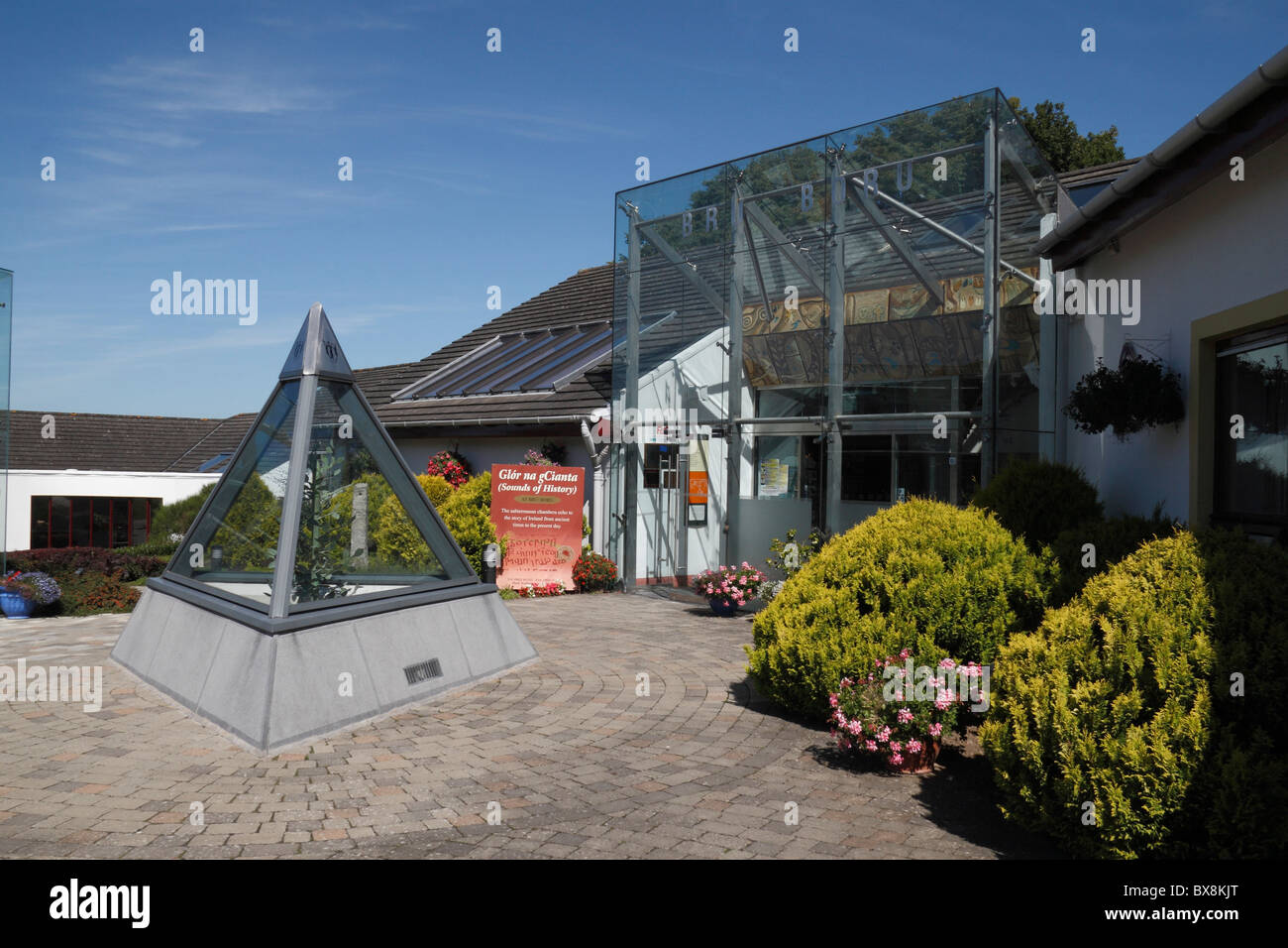 Maon ingresso al Bru Boru ("Palazzo di Brian Boru') Heritage Centre, Cashel, nella contea di Tipperary, Irlanda (Eire). Foto Stock