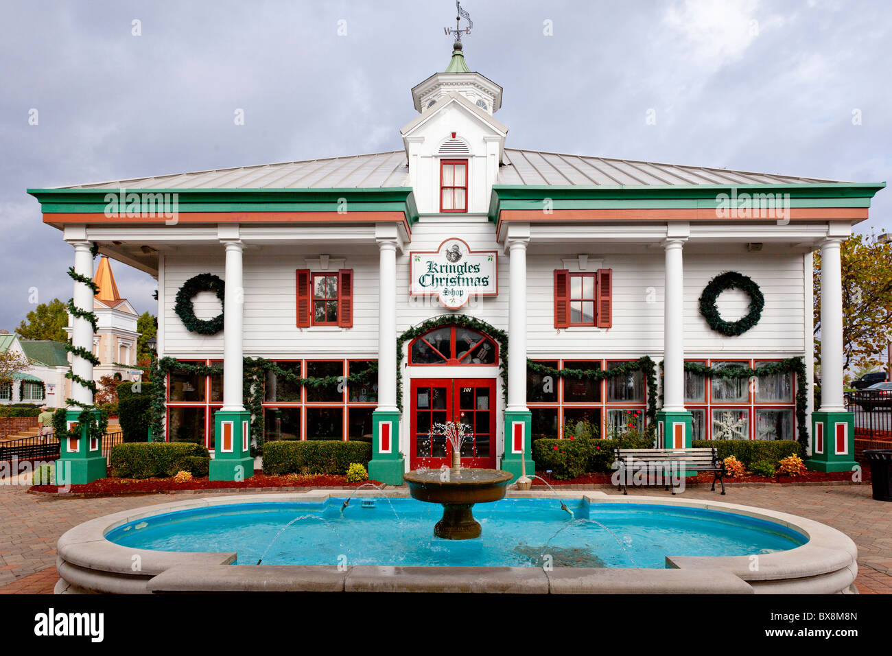 Negozi e magazzini decorato per il Natale al Grand Village Shopping Centre di Branson, Missouri, Stati Uniti d'America Foto Stock