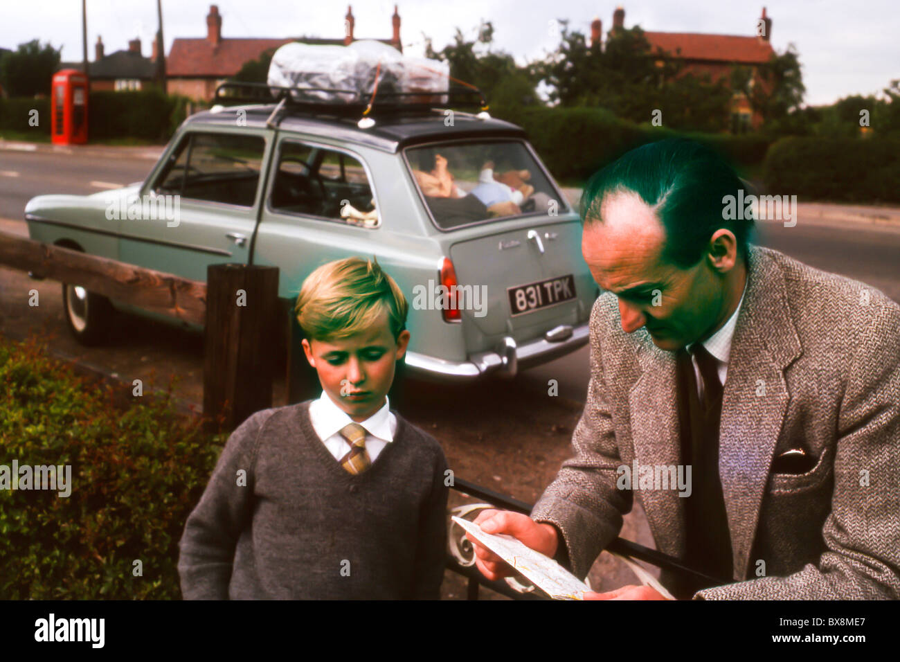 Un originale 1963 Immagine di un padre e figlio di pianificare il loro viaggio in auto. Foto Stock