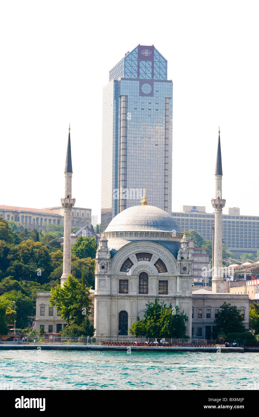 La Moschea Dolmabhace sul fiume Bosforo banche, Istanbul Turchia Foto Stock