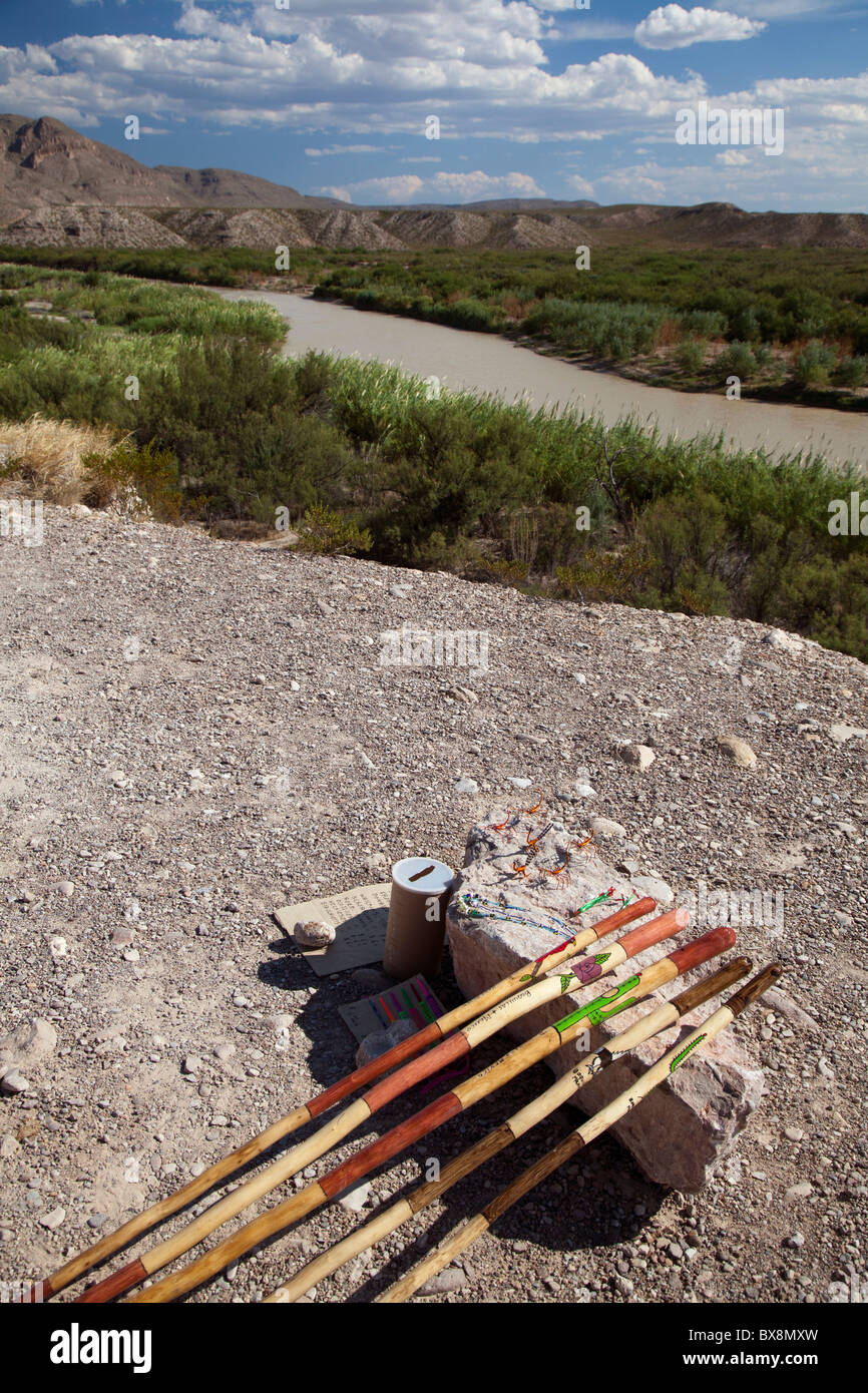 Artigianato in vendita da messicani illegalmente attraversato il Rio Grande Foto Stock