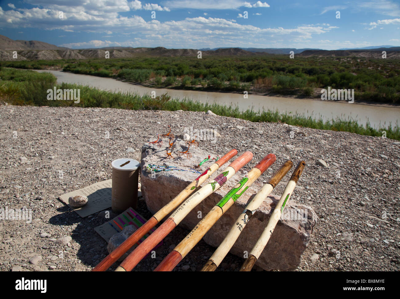 Artigianato in vendita da messicani illegalmente attraversato il Rio Grande Foto Stock