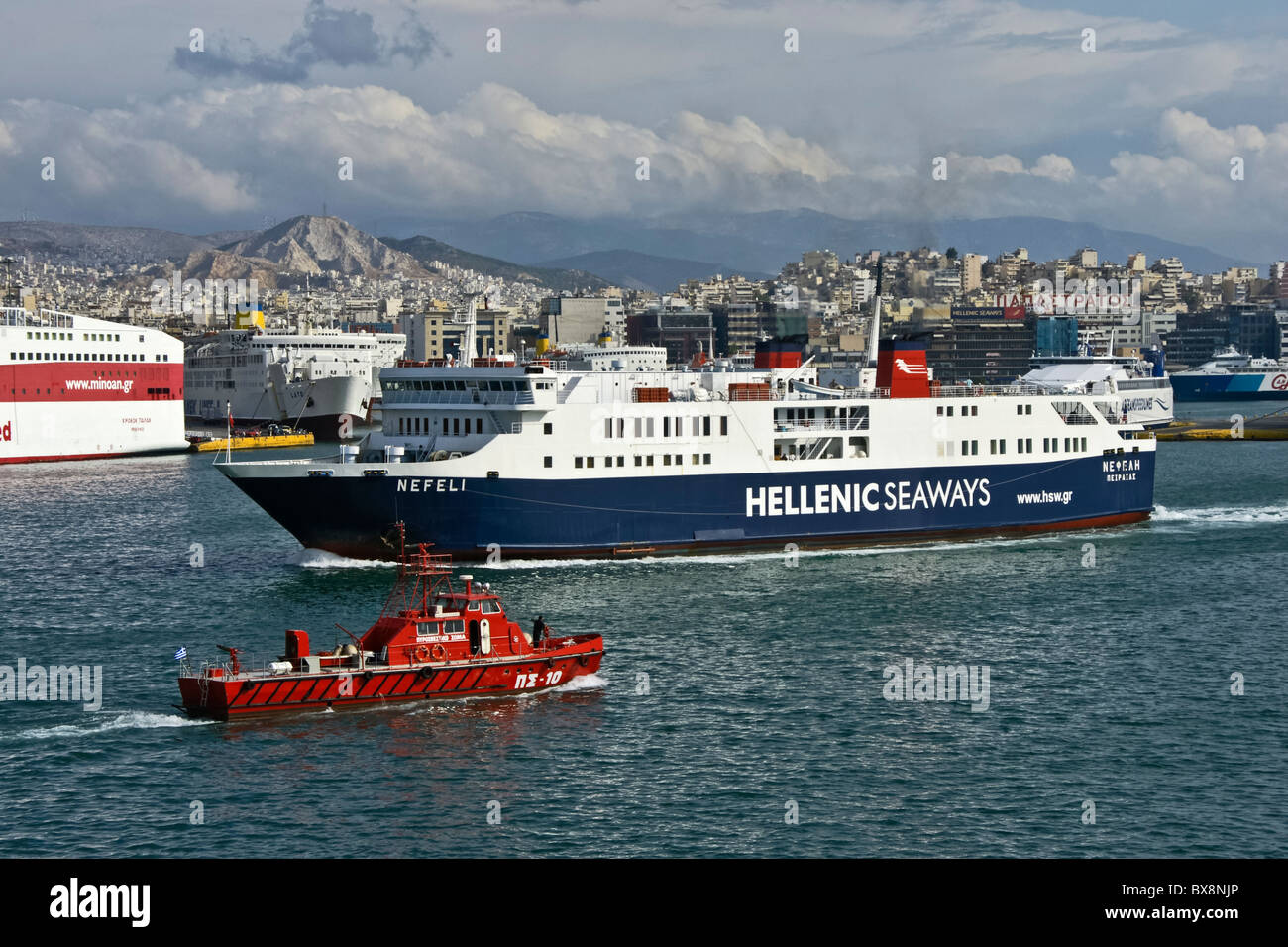 Hellenic Seaways traghetto per trasporto auto e passeggeri Nefeli lasciando il porto del Pireo in Grecia Foto Stock