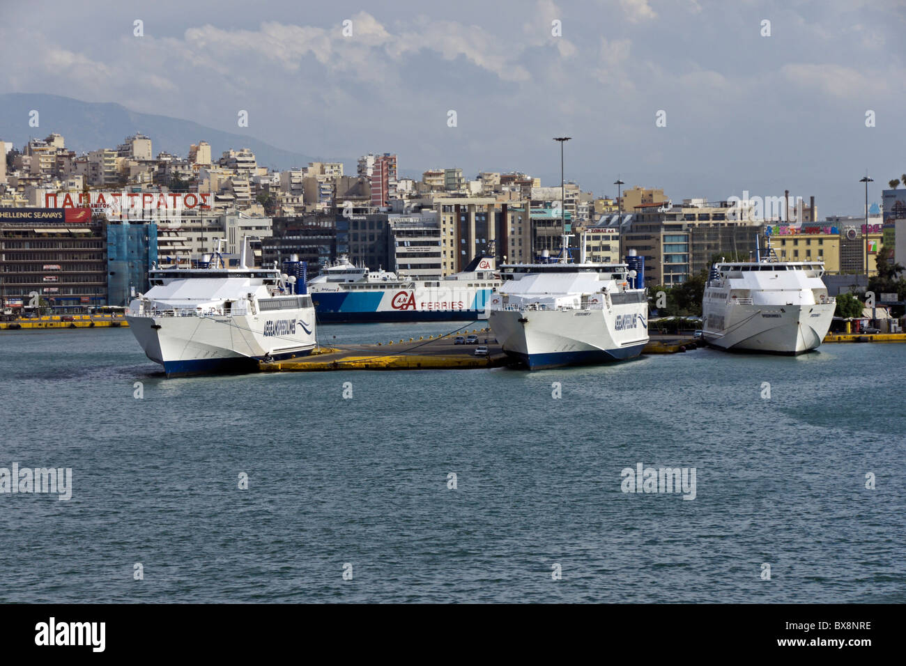 La Aegean Speed Lines Speedrunner alta velocità traghetti nel porto del Pireo Foto Stock