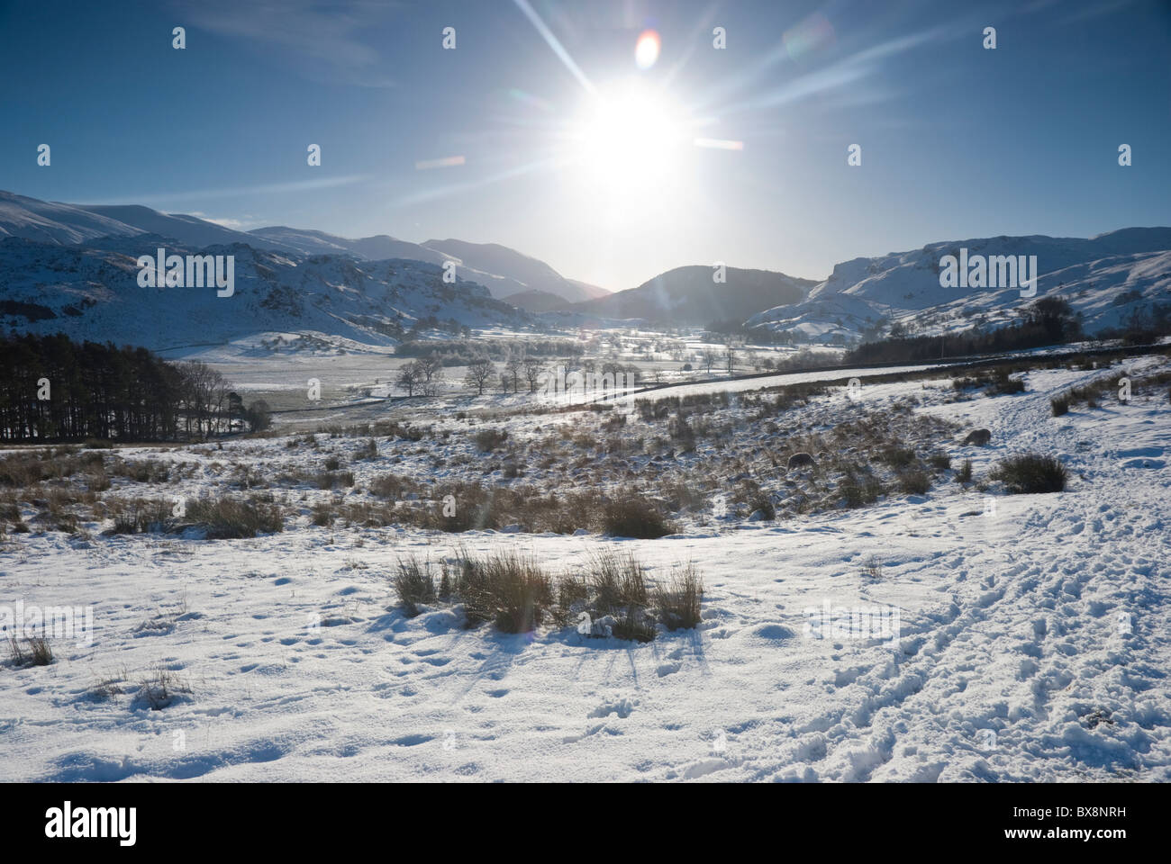 La Valle di Keswick in bright sole invernale guardando verso la gamma Helvellyn, Lake District, Cumbria. Foto Stock