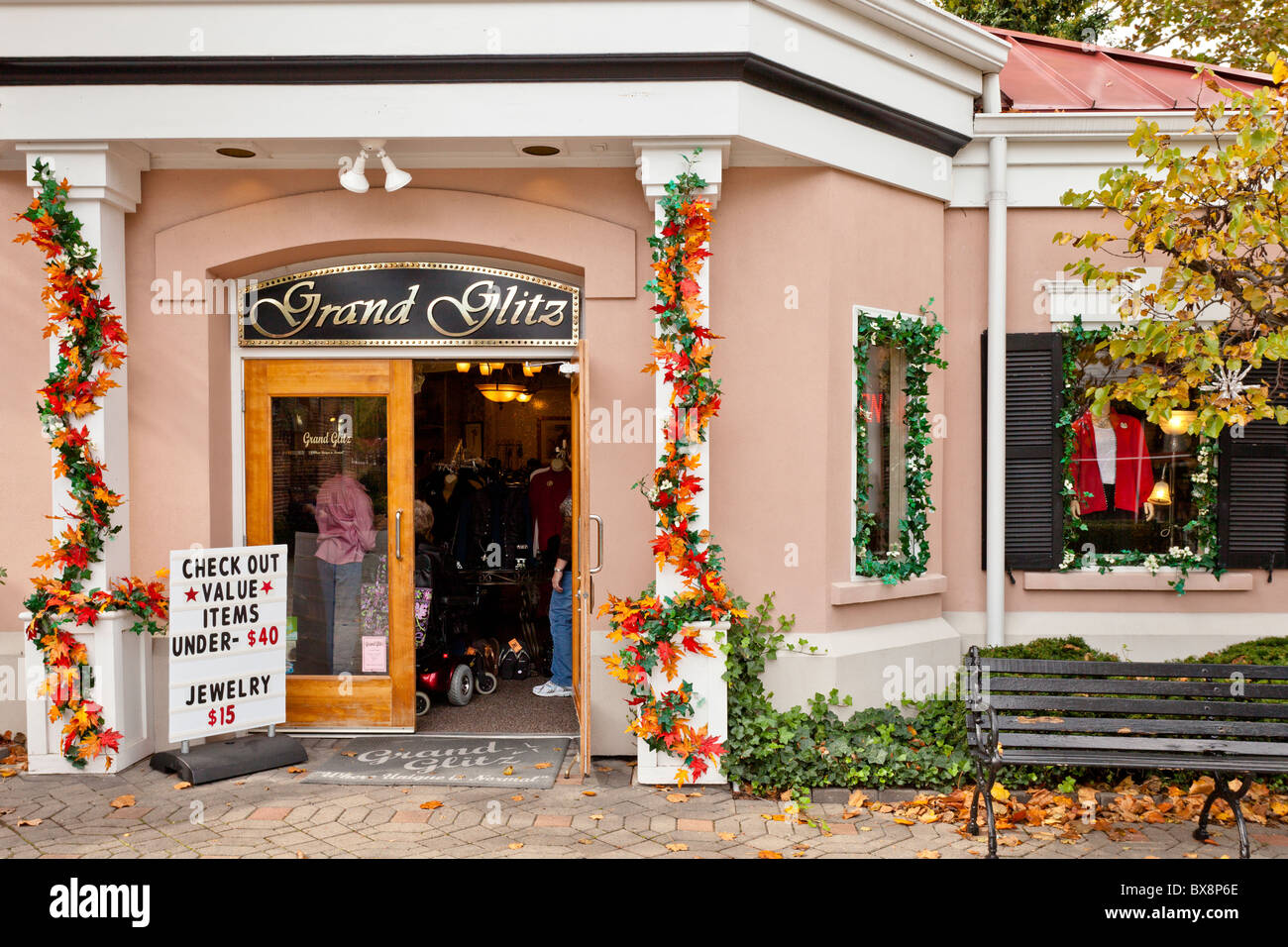 Negozi e magazzini decorato per il Natale al Grand Village Shopping Centre di Branson, Missouri, Stati Uniti d'America Foto Stock