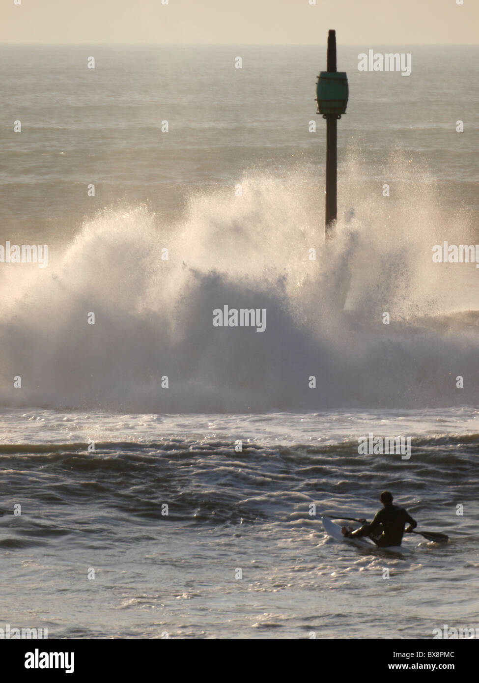 Surfski rider guardando la grande onda, Bude, Cornwall, Regno Unito Foto Stock