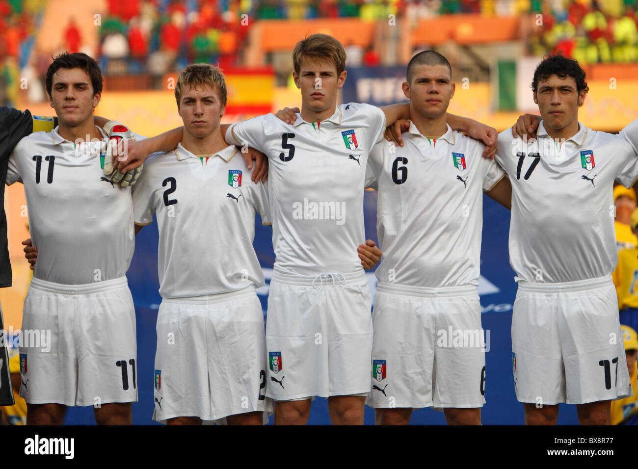 In Italia i giocatori line up per l'inno nazionale prima di un 2009 FIFA U-20 World Cup round di 16 match contro la Spagna. Foto Stock