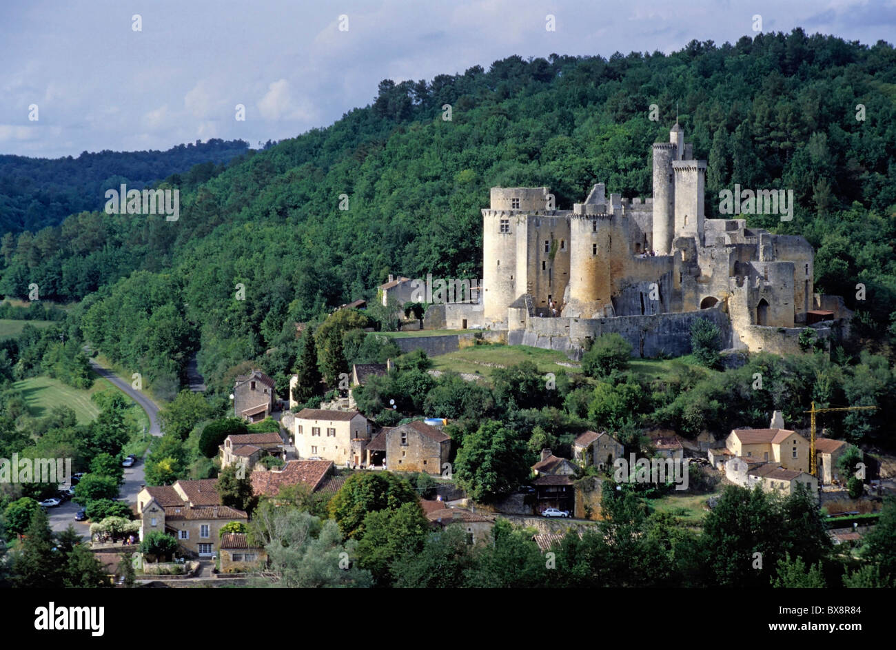 Chateau de Bonaguil e il circostante borgo nel sacco, Francia. Foto Stock