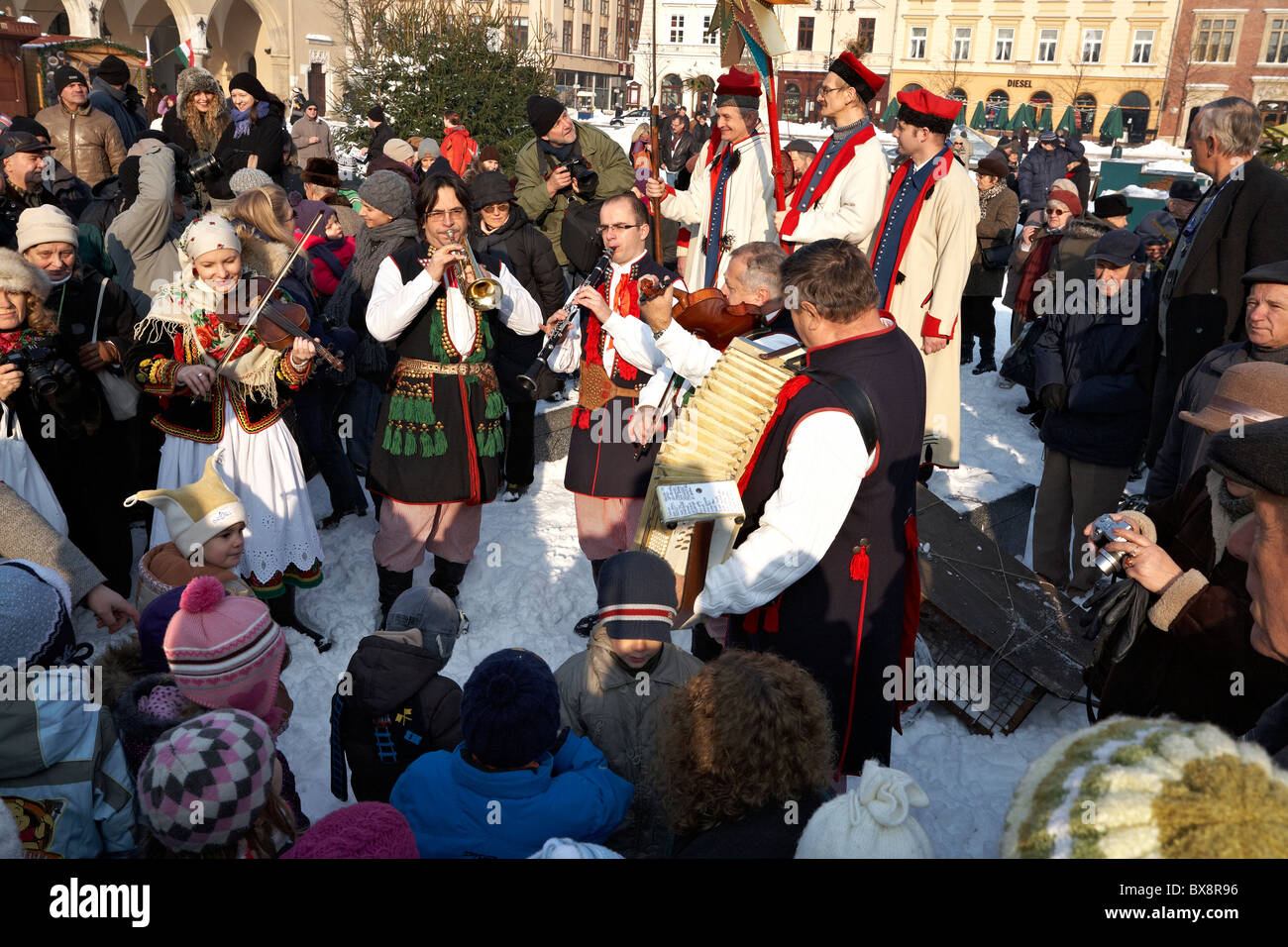 Polonia Cracovia i musicisti folk vestite nel tradizionale costume polacco di eseguire durante il presepe Szopki rendendo contest Dicembre 2010 Foto Stock