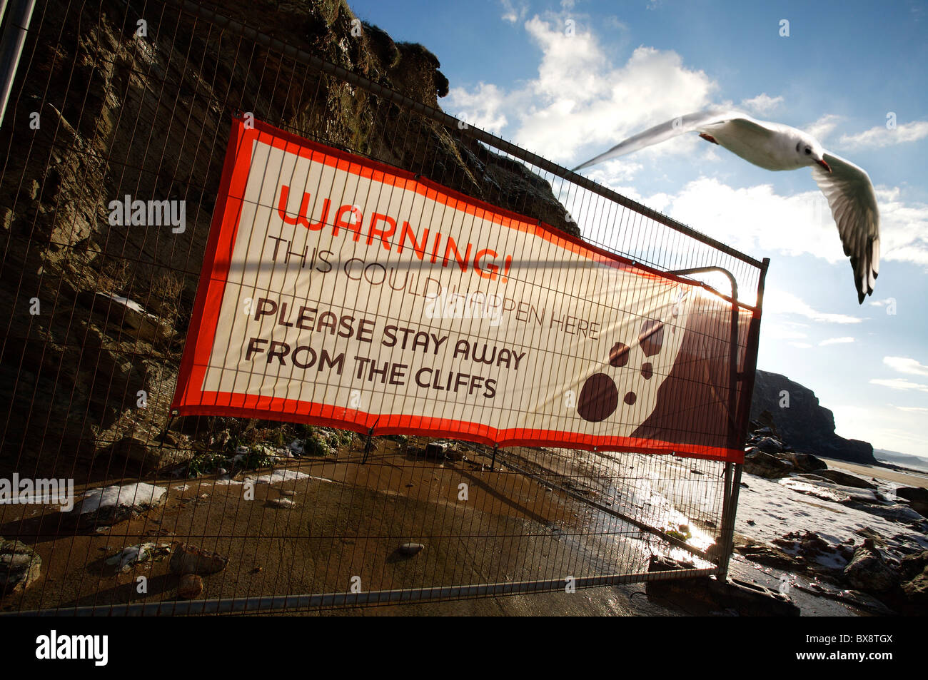 Avviso di avvertimento di rocce cade fuori di scogliere a Watergate Bay North Cornwall Foto Stock