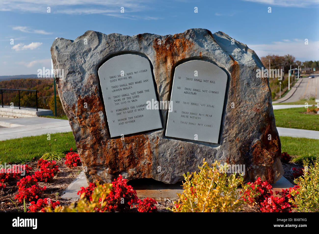 Le compresse di dieci comandamenti presso il Santuario dello Spirito Santo di Branson, Missouri, Stati Uniti d'America. Foto Stock