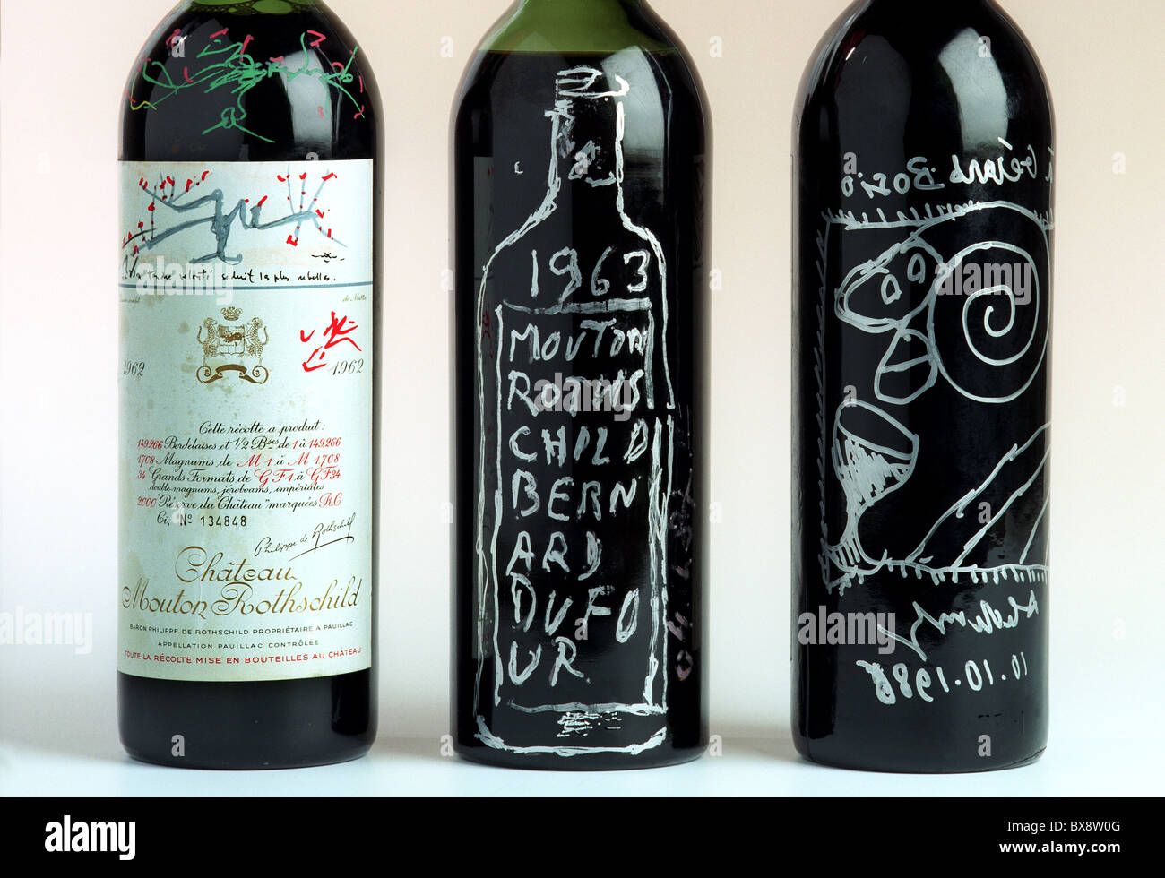 Rare e bottiglie originali di Chateau Mouton Rothschild vino rosso con l'etichetta e artwork progettati da famosi artisti Foto Stock