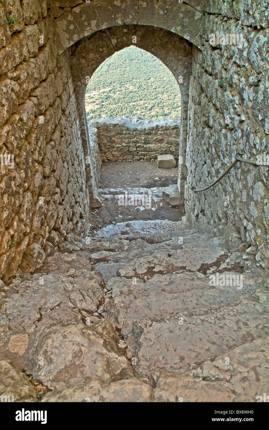 Vecchio di gradini di pietra a Peyrepertuse, un rovinato fortezza situato in alta dei Pirenei francesi, Aude, Francia. Foto Stock