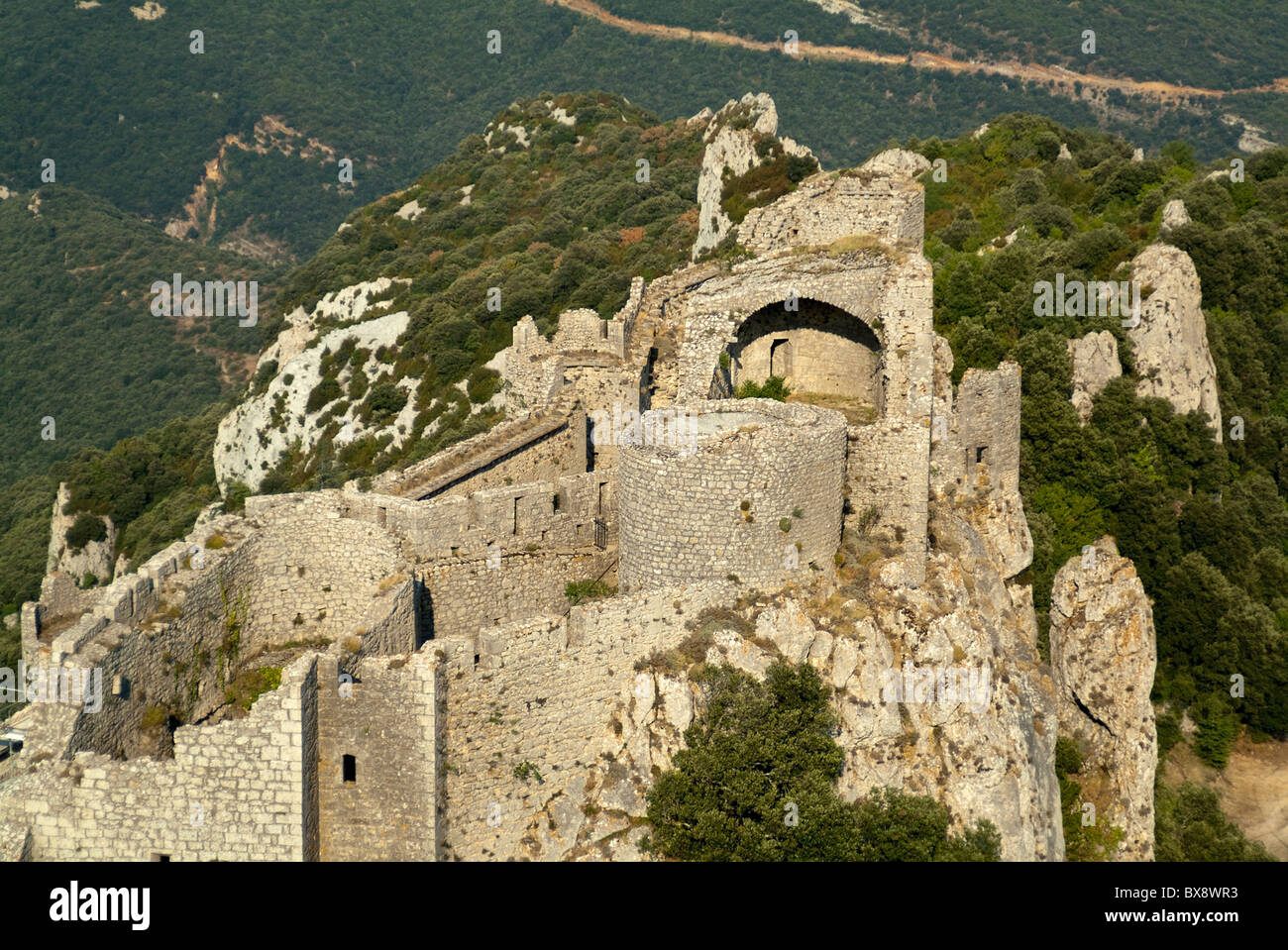 Peyrepertuse, un rovinato fortezza situato in alta dei Pirenei francesi, Aude, Francia. Foto Stock