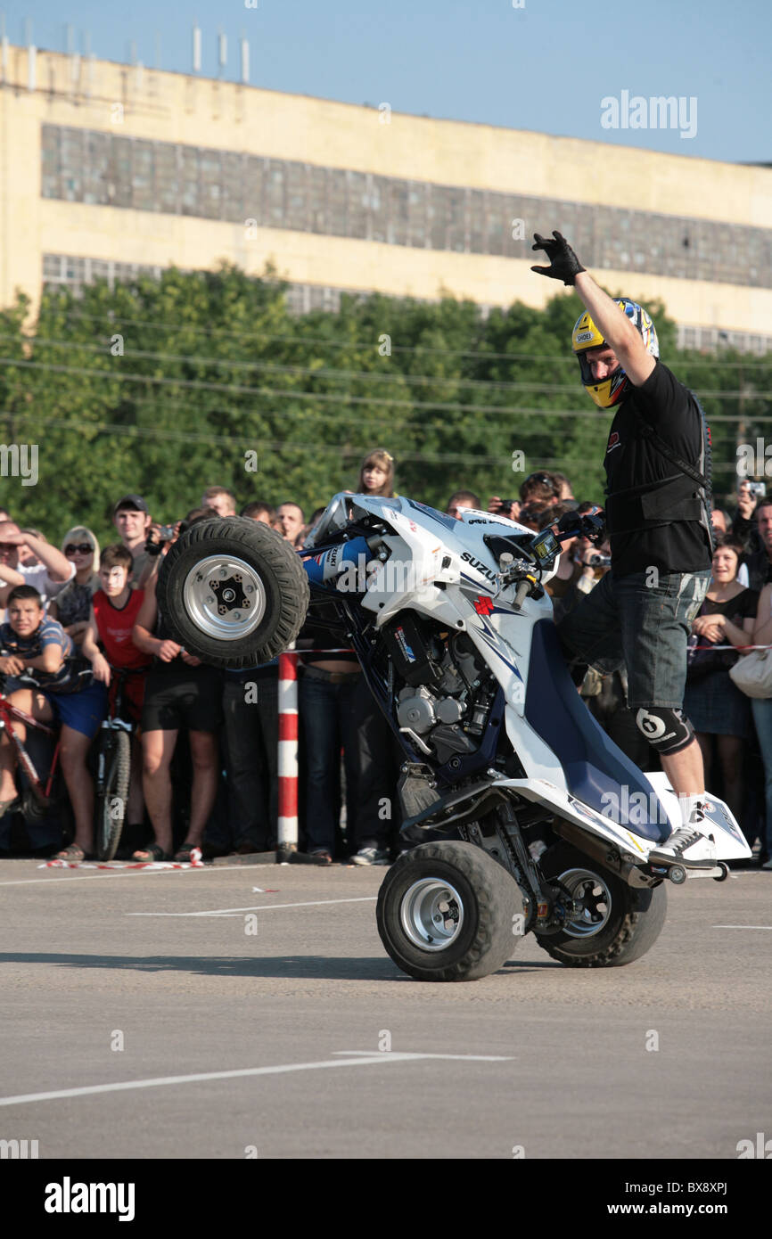 Streetbike freestyle stunt rider bilanciamento sulla ruota posteriore Foto Stock