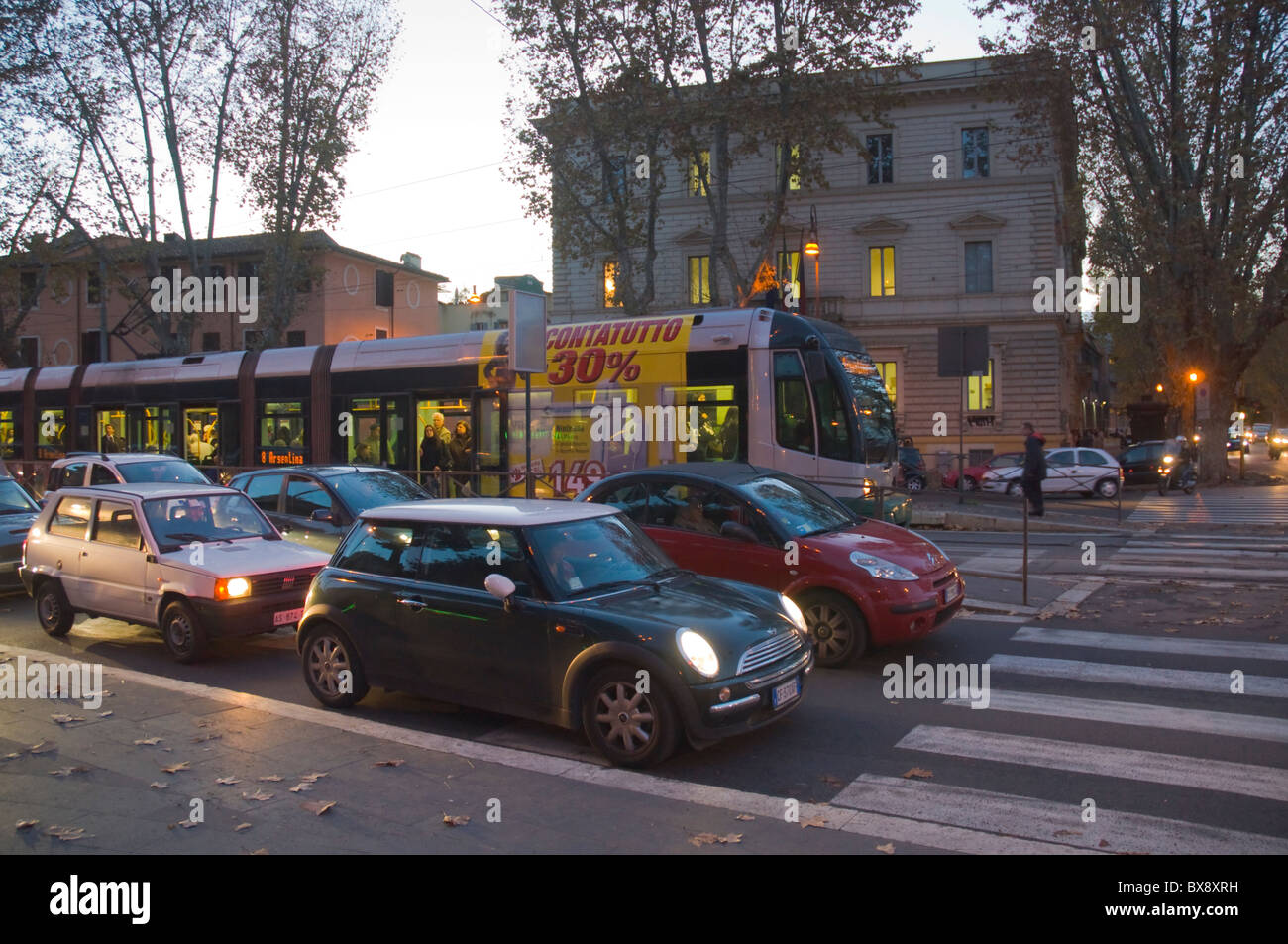 Il traffico si è fermato a luce Viale di Trastevere street quartiere Trastevere Roma Italia Europa Foto Stock