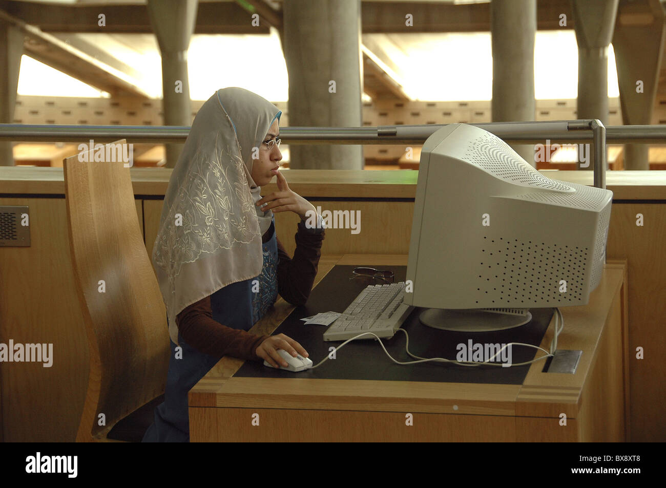 Un studente egiziano indossando un Hijab utilizzando un computer presso la Bibliotheca Alexandrina una grande biblioteca e centro culturale nella città di Alessandria d Egitto settentrionale Foto Stock