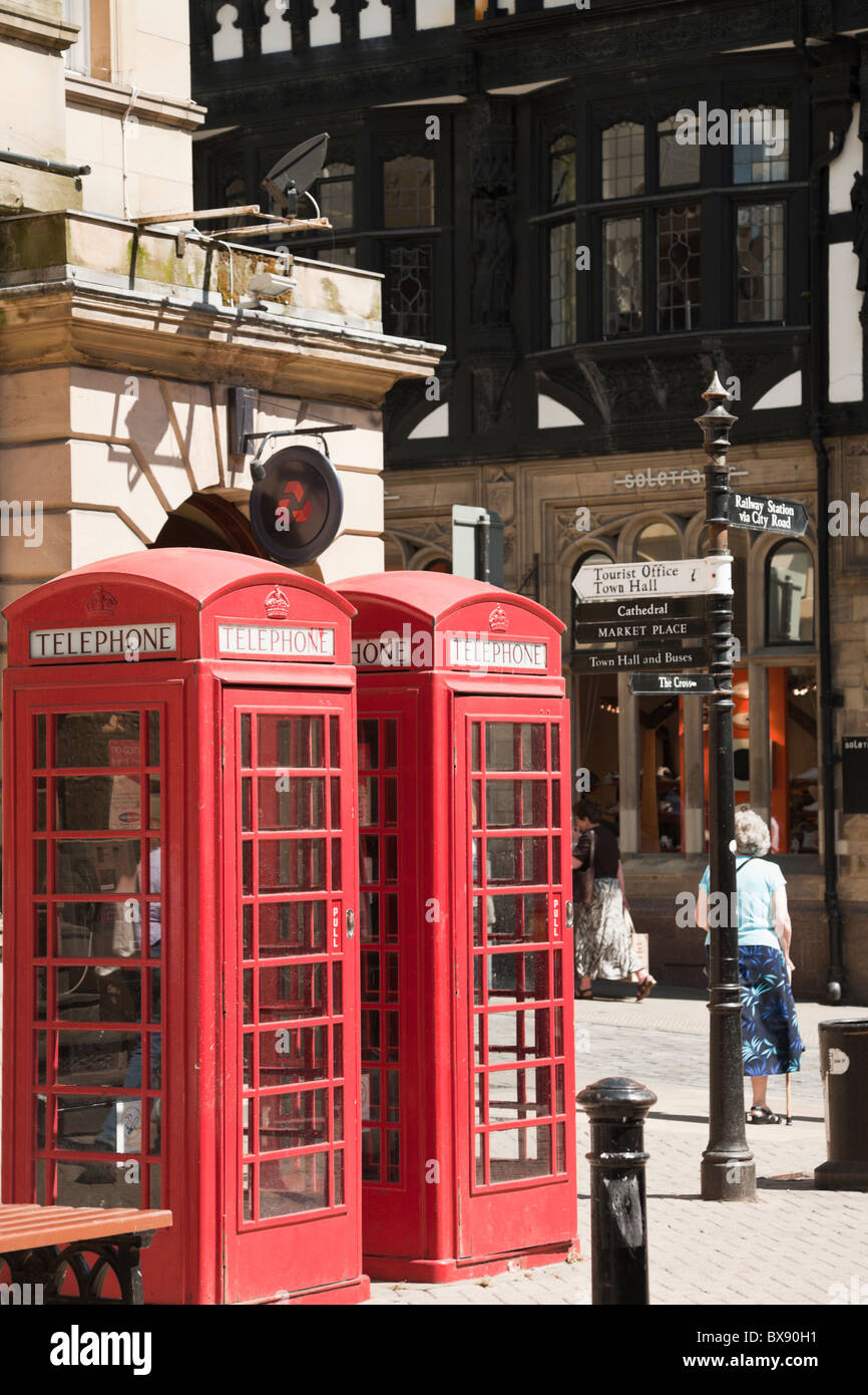 Due red K6 delle cabine telefoniche nel centro città street. Chester, Cheshire, Inghilterra, Regno Unito, Gran Bretagna Foto Stock