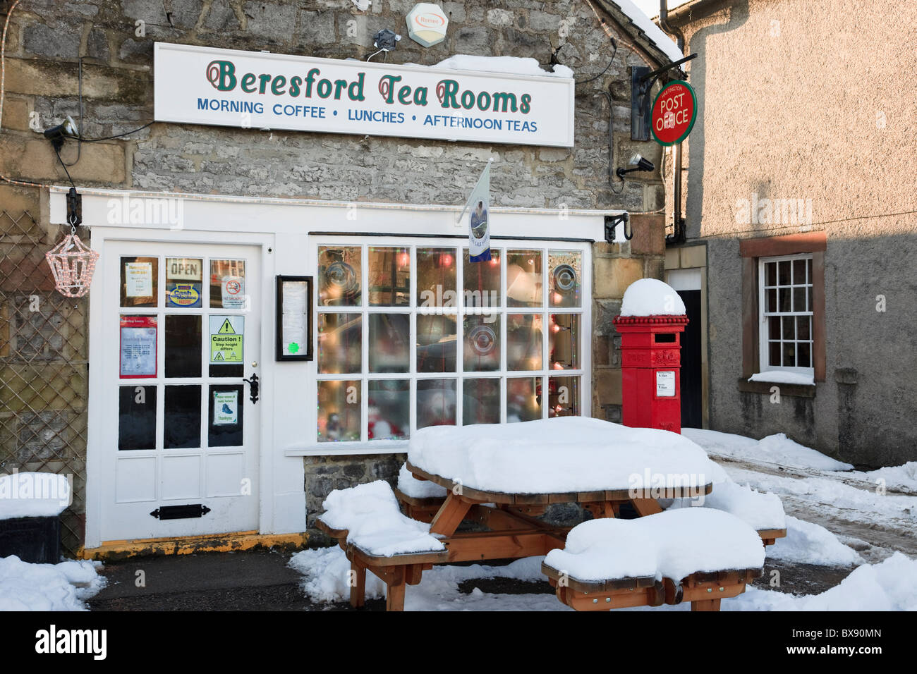 Beresford sale da tè e caffè post office con la neve in inverno. Hartington, Derbyshire, Inghilterra, Regno Unito. Foto Stock