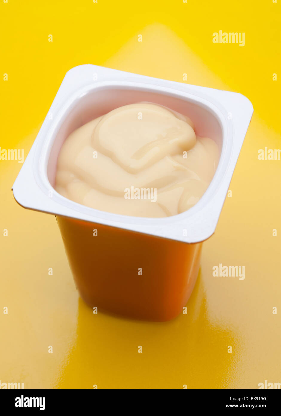 Crema di yogurt al caramello Foto Stock
