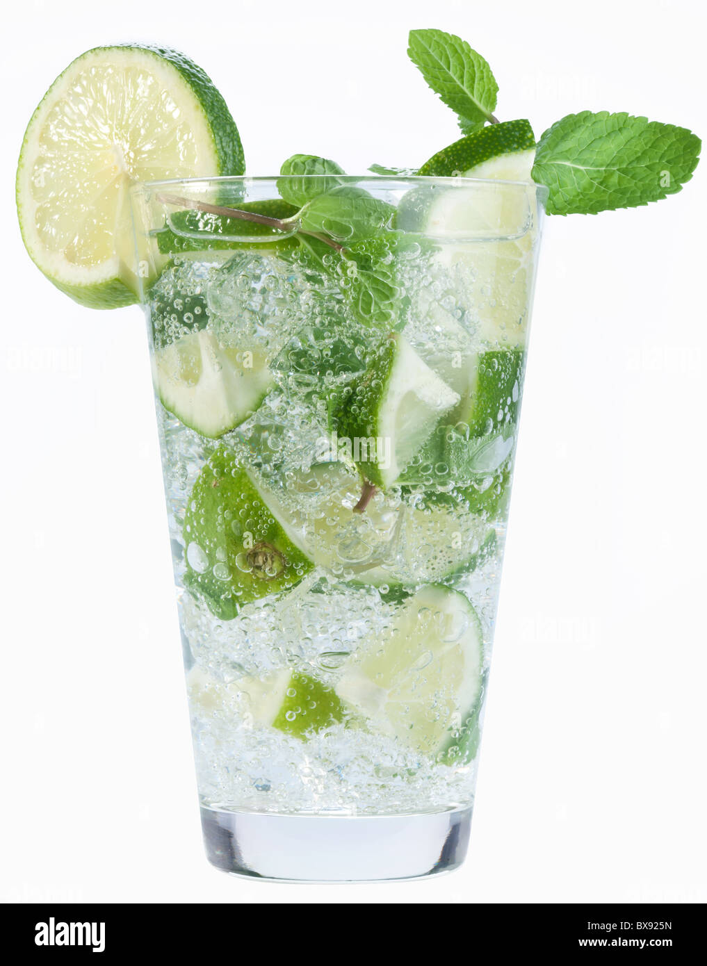 Cocktail con menta e calce su uno sfondo bianco. Foto Stock