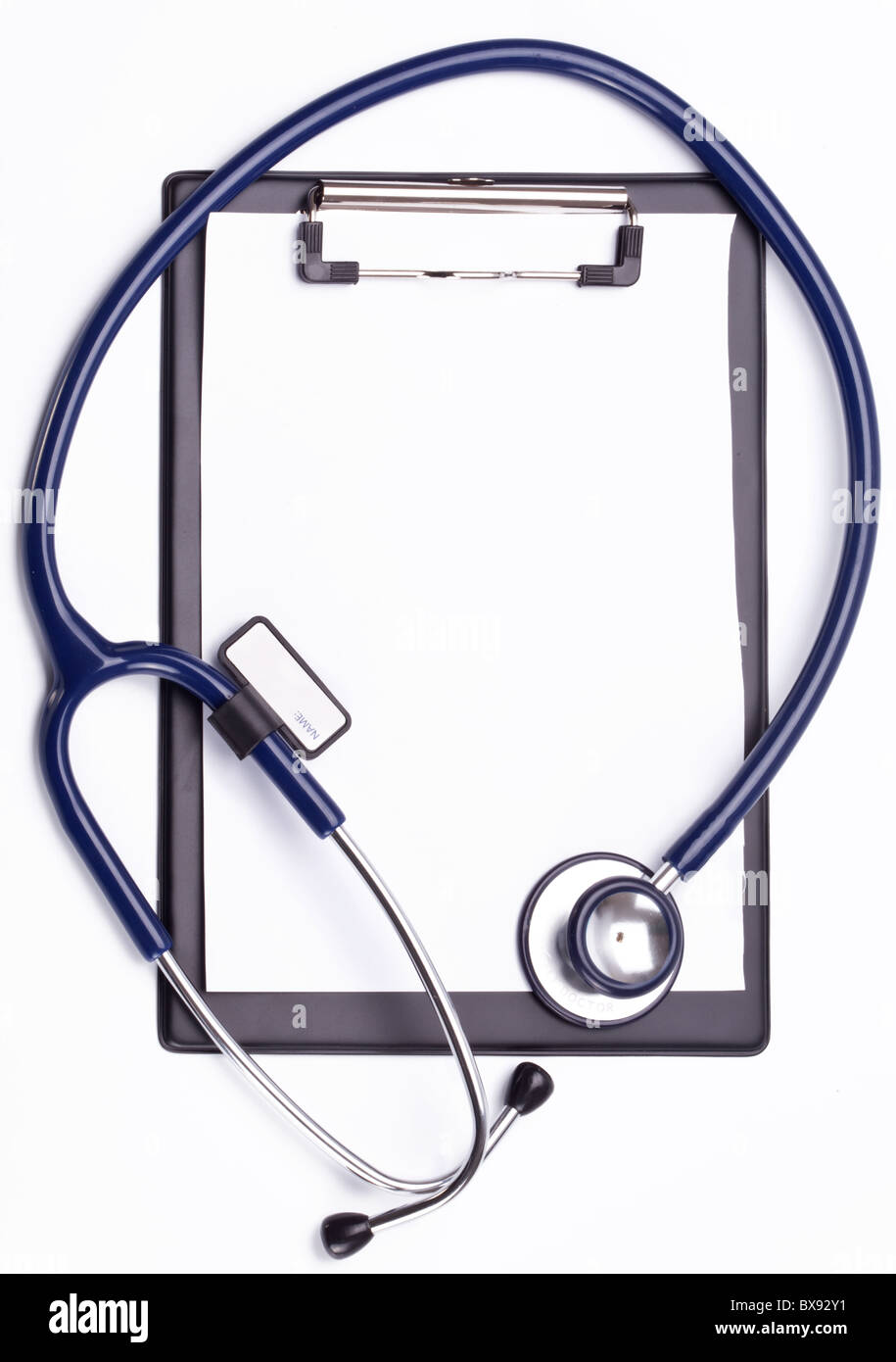 Stetoscopio medico con un blocco appunti su uno sfondo bianco. Foto Stock