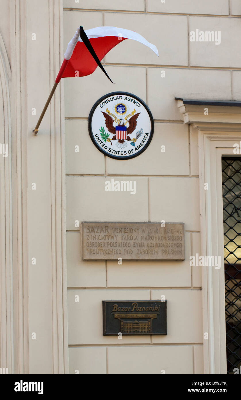Bandiera polacca con un nastro di lutto appeso al consolato americano a Poznan, Polonia Foto Stock