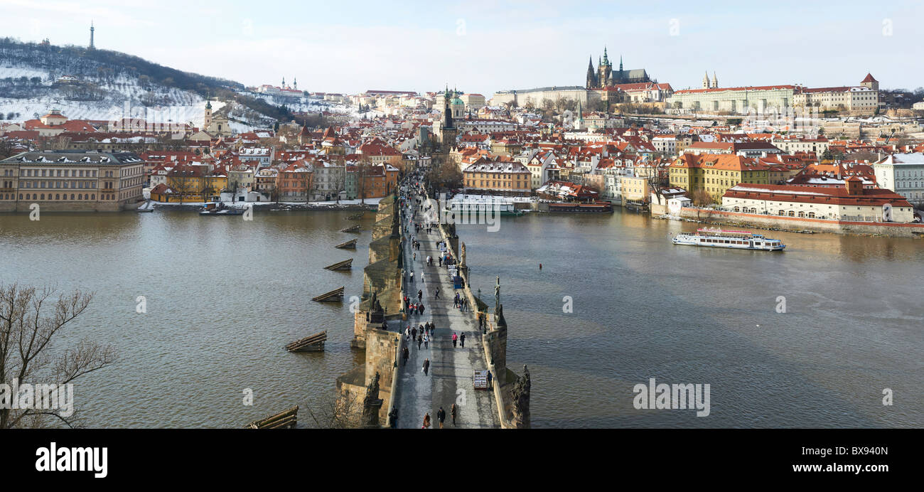 Il Castello di Praga, il Ponte Carlo, il fiume Vltava, Repubblica Ceca - vista panoramica Foto Stock