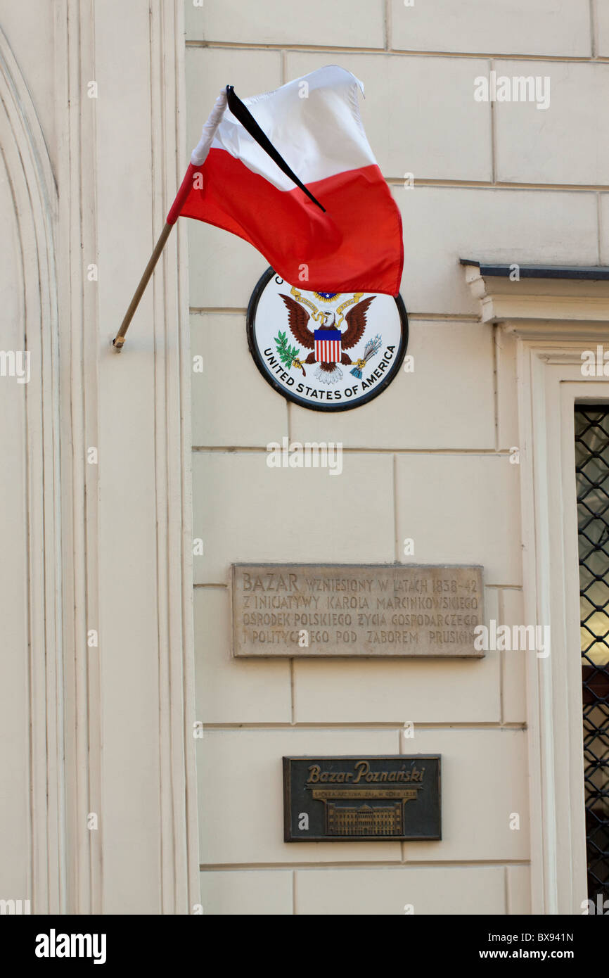 Bandiera polacca con un nastro di lutto appeso al consolato americano a Poznan, Polonia Foto Stock
