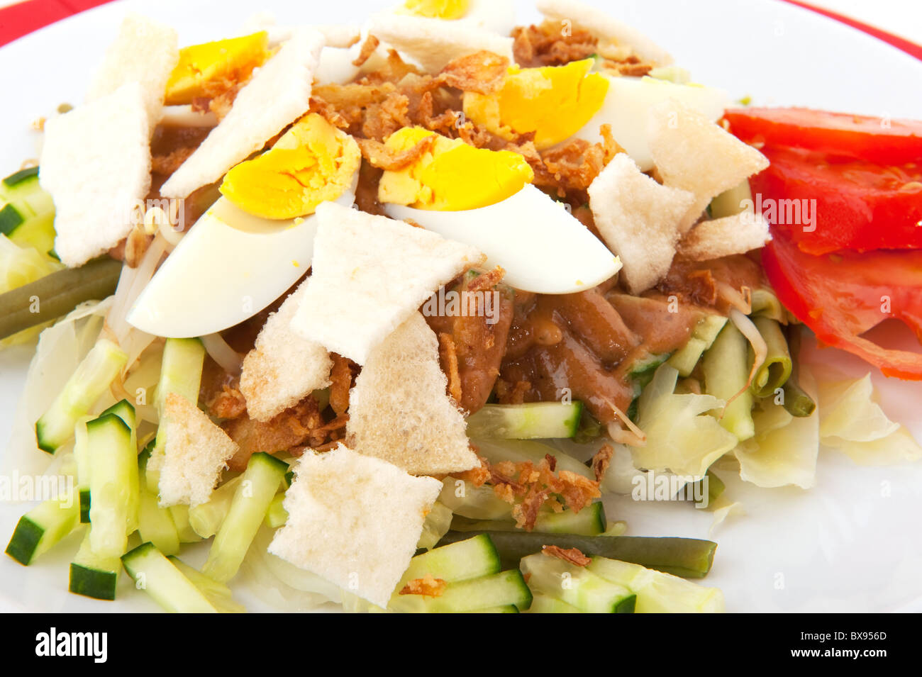 Indonesiano cibo vegetariano gado gado con uovo Foto Stock