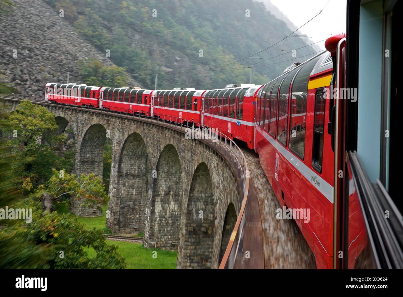Paesaggio in motion blur Patrimonio Mondiale UNESCO Ferrovia Retica Bernina Express arrotonda il viadotto circolare di Brusio Italia Foto Stock
