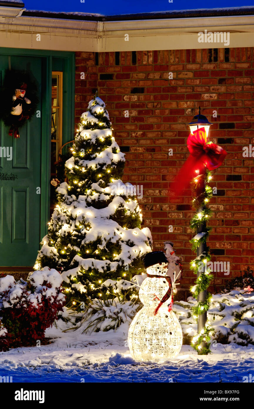 Suburban American Home al crepuscolo decorata per le vacanze di Natale in Indiana Foto Stock
